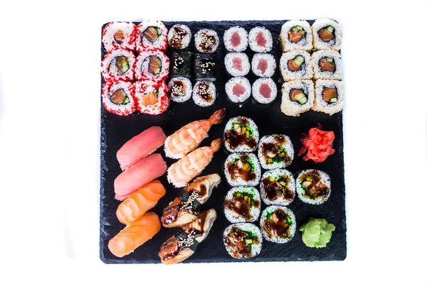 Sushi-Set und Sushi-Rollen auf schwarzem Steinschiefer. — Stockfoto