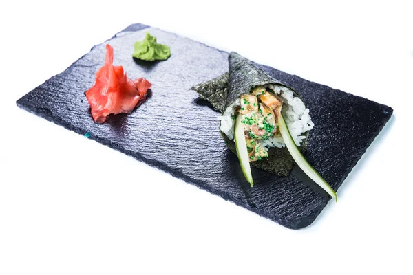 Sushi instellen en sushi rolt op zwarte stenen leisteen. — Stockfoto