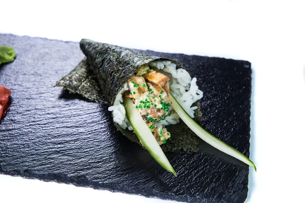 Sushi instellen en sushi rolt op zwarte stenen leisteen. — Stockfoto