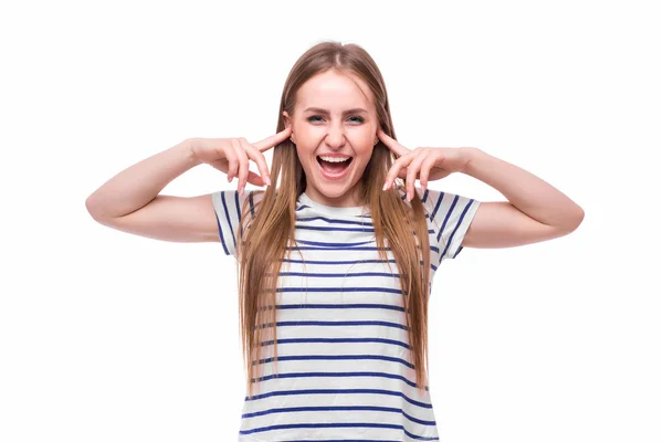 Closeup portret aantrekkelijke jonge vrouw die betrekking hebben op haar oren o — Stockfoto