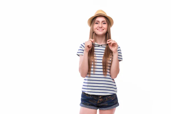 Jonge gelukkig toeristische meisje met hoed en bril — Stockfoto