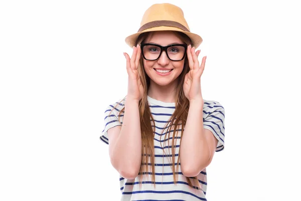 Şapka ve gözlük ile genç mutlu turist kız — Stok fotoğraf