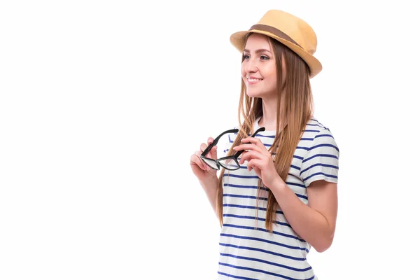 Şapka ve gözlük ile genç mutlu turist kız — Stok fotoğraf