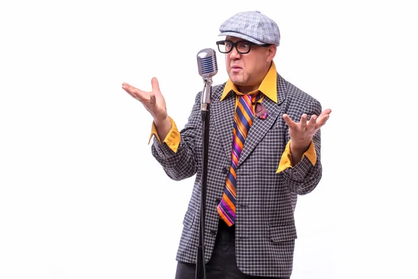 Viejo artista de showman masculino con instrumentos de música en blanco — Foto de Stock