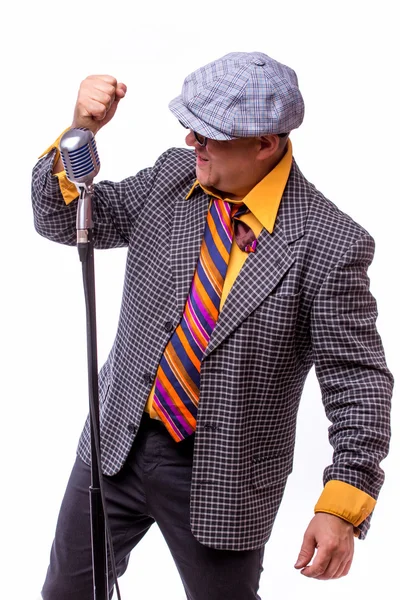 Oude mannelijke showman zanger kunstenaar met muziekinstrumenten op wit — Stockfoto