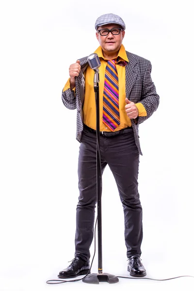 Viejo artista de showman masculino con instrumentos de música en blanco — Foto de Stock