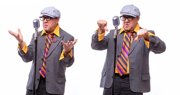 Viejo artista de showman masculino con instrumentos de música en blanco — Foto de Stock