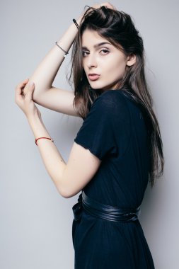 siyah elbise poz içinde genç esmer Bayan 