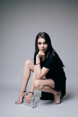 Siyah elbiseli güzel genç esmer kız portresi