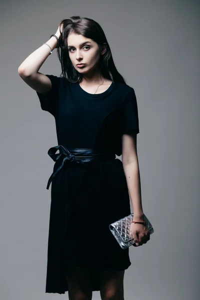 Retrato de hermosa joven morena en vestido negro —  Fotos de Stock