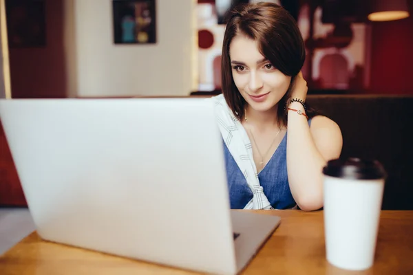 Mujer trabajando en el portátil en la cafetería —  Fotos de Stock