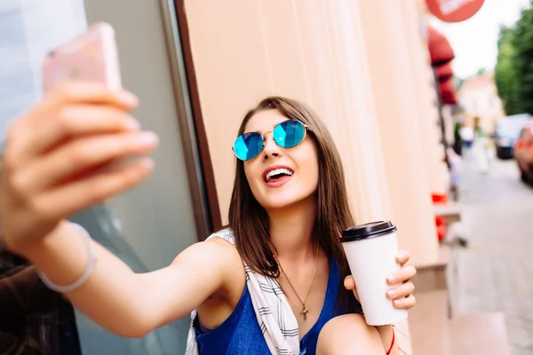 Mujer tomando fotos con café para llevar en su teléfono — Foto de Stock