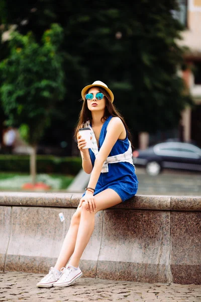 Menina de beleza agradável com tirar café na praça da cidade . — Fotografia de Stock