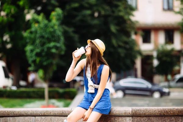 Menina de beleza agradável com tirar café na praça da cidade . — Fotografia de Stock