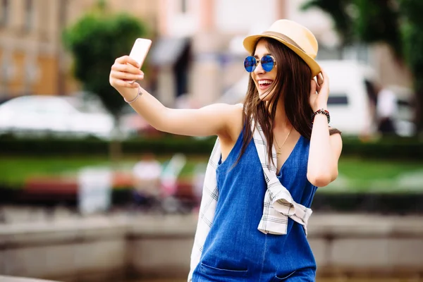 Jovem sorrindo adolescente feliz mulher fazendo selfie na rua, óculos, viajando sozinho, se divertindo, humor positivo, alegria, férias, emoções surpresas . — Fotografia de Stock