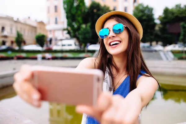 Unga leende tonåring glad kvinna att göra selfie på gatan, glasögonen, reser ensam, att ha kul, positiv stämning, glädje, semester, förvånad över känslor. — Stockfoto