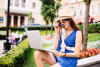 Güzel kız şehir sokak merdivenlerde oturan dizüstü bilgisayar ile çalışma.