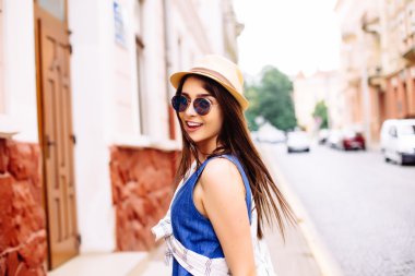 Genç beyaz kız sokakta yürüyor 