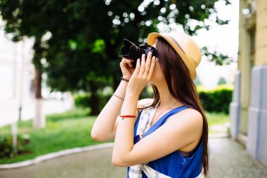 şehrin kamera seyahat fotoğraf fotoğrafçı yapım resimleri ile eğleniyor kız