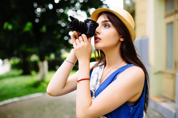 Girl having fun in the city with camera travel photo of photographer Making pictures — Stock Photo, Image