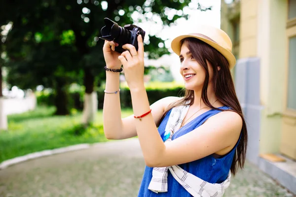 在城市与相机旅行照片的摄影师制作图片开心的女孩 — 图库照片