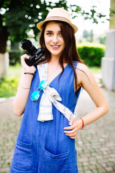 Jovem garota se divertindo na cidade com câmera de viagem foto do fotógrafo Fazendo fotos — Fotografia de Stock