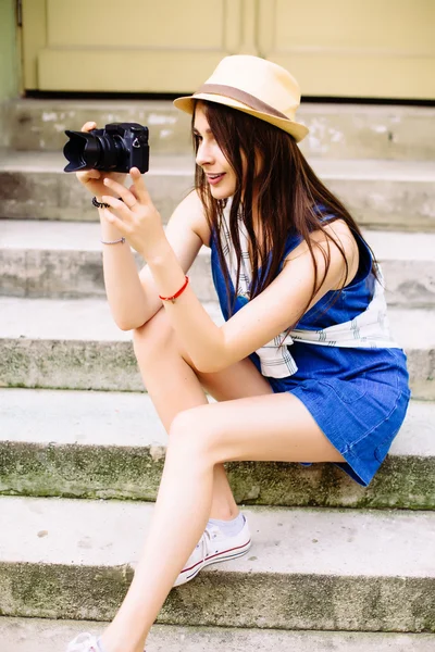 年轻的女孩，在城市与相机旅行照片的摄影师制作图片开心 — 图库照片