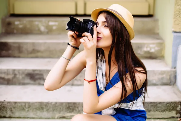 Jovem garota se divertindo na cidade com câmera de viagem foto do fotógrafo Fazendo fotos — Fotografia de Stock