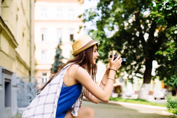 Jovem garota se divertindo na cidade com câmera de viagem foto do fotógrafo Fazendo fotos — Fotografia de Stock
