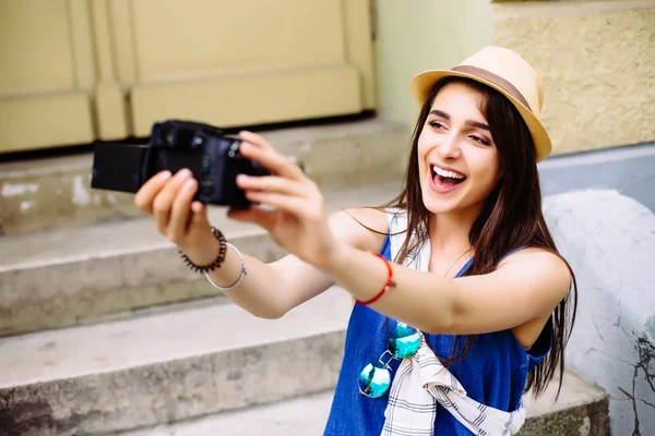 Young girl having fun in the city with camera travel photo of photographer Making pictures — Stock Photo, Image