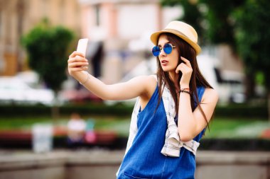  kız yaz şehir sokak selfie telefon ile elinden almak. 