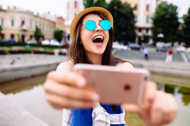  kız yaz şehir sokak selfie telefon ile elinden almak. 
