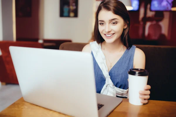 Vrouw met laptop bij koffie shop — Stockfoto