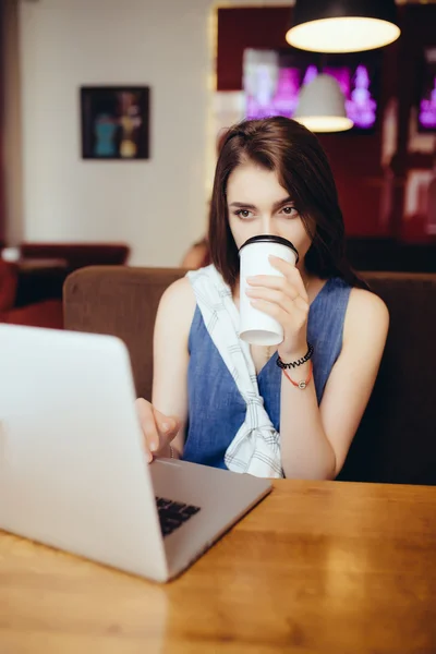 コーヒー ショップでノート パソコンを使用しての女性 — ストック写真