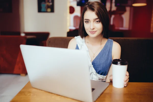 コーヒー ショップでノート パソコンを使用しての女性 — ストック写真