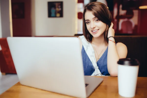 Vrouw met laptop bij koffie shop — Stockfoto