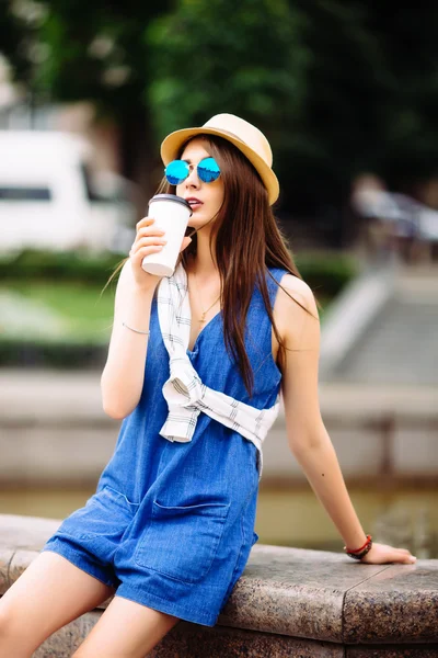 Menina de beleza agradável com tirar café na praça da cidade — Fotografia de Stock