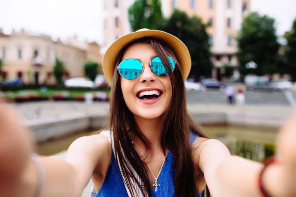 여자 여름 도시 거리에 전화를 손에서 selfie 걸릴. — 스톡 사진