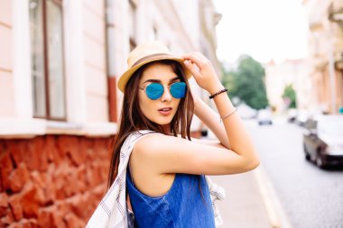 Genç beyaz kız sokakta yürüyor