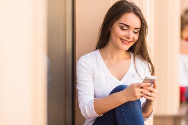 İleti penceresinde sokak coffee shop telefonda