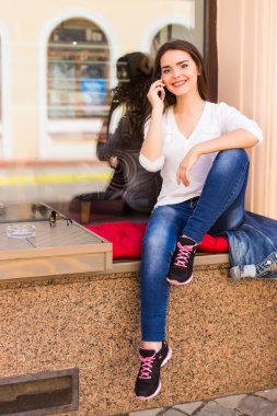 İleti penceresinde sokak coffee shop telefonda