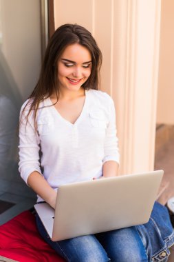 dizüstü bilgisayarda sokak kafe camda çalışan kadın