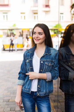 Güneş gözlüğü yukarıdan yaz şehirde bir gülücük ver.