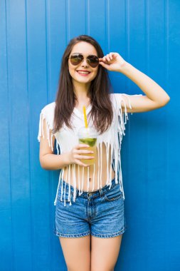 güneş gözlüğü ve şapka renk arka plan üzerinde içki Kupası kadınla