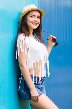 renk arka plan üzerinde yaz gününde poz kız