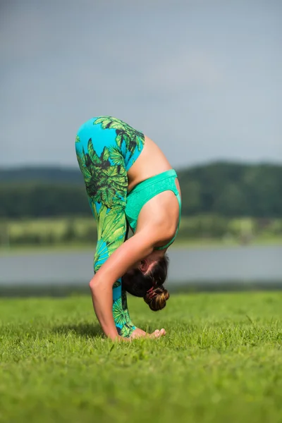 Yoga-Mädchen, die im Freien vor dem Hintergrund der Natur trainieren. Yoga-Konzept. — Stockfoto