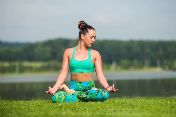 Yoga girl formation en plein air sur fond de nature. Concept de yoga . — Photo