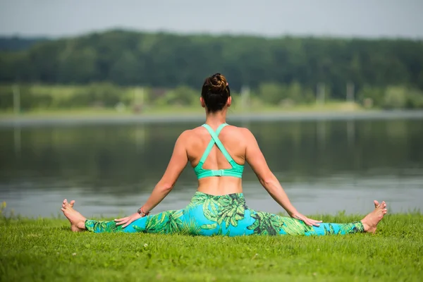 Yoga girl training outdoors on nature background. Yoga concept. — Stock Photo, Image