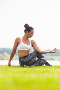 Yoga kız eğitim açık havada doğa arka plan üzerinde. Yoga kavramı.