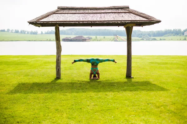 Yoga girl formación al aire libre sobre fondo de la naturaleza. Concepto de yoga . — Foto de Stock